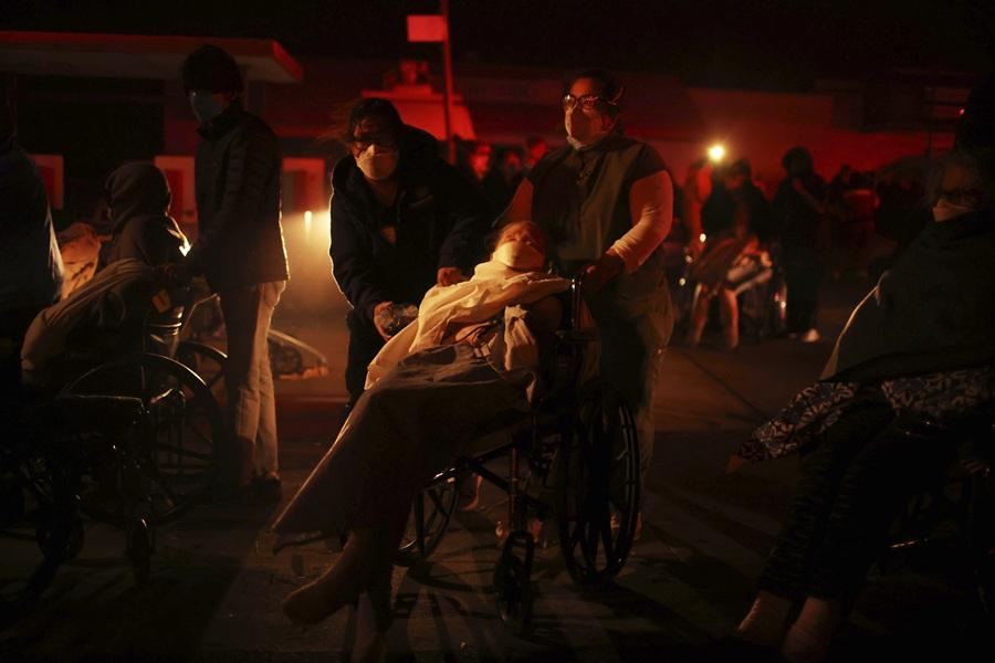 洛杉磯發生嚴重山火,3萬人疏散。(美聯社)