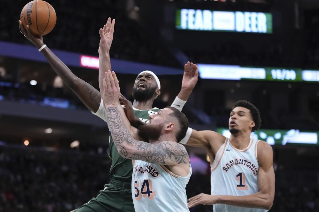 公鹿121:105贏馬刺。(美聯社)