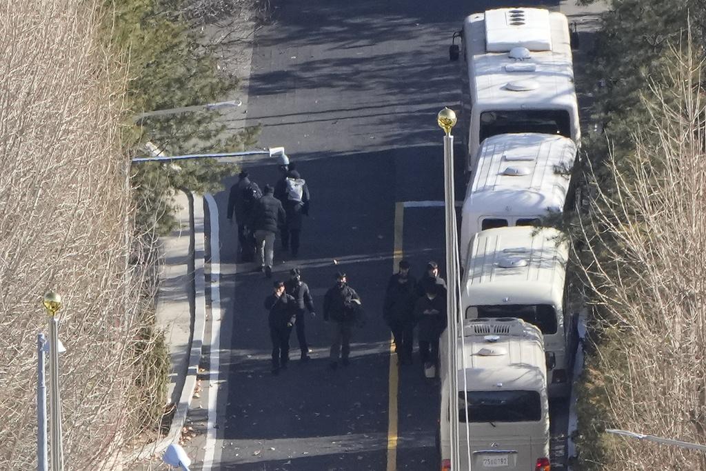 總統官邸外的「巴士陣」至周四仍未撤走。(美聯社)