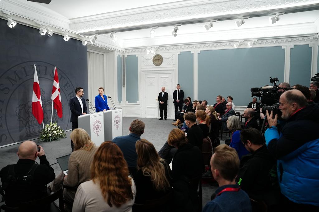 丹麥女首相弗雷澤里克森及格陵蘭自治政府總理埃格德(Mute Egede)日前召開記者會。(美聯社)