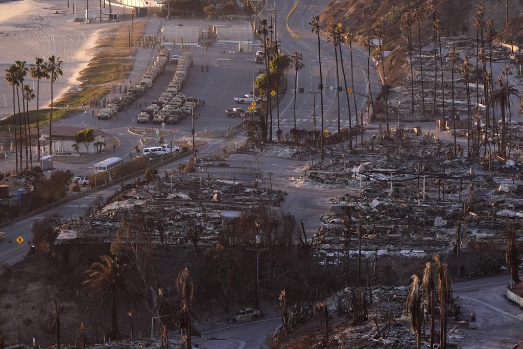 帕利塞茲火場一個受災社區,有國民警衛軍車輛停泊。(美聯社)