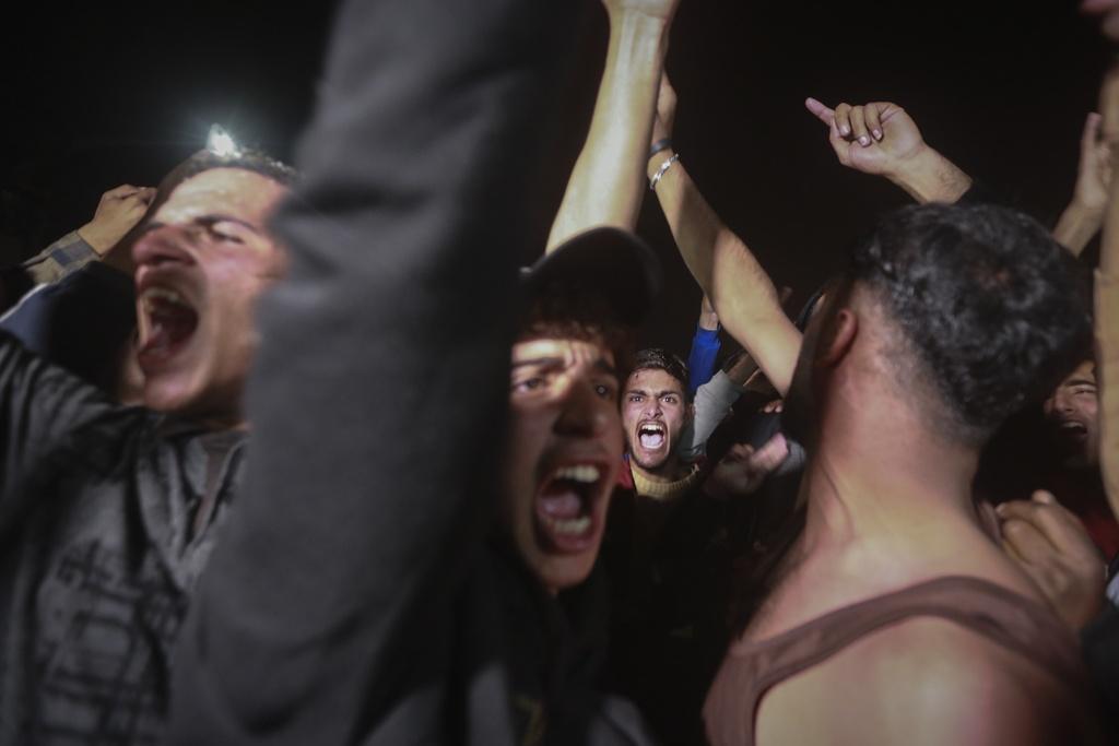 加沙南部汗尤尼斯居民周三上街慶祝以色列與哈馬斯達成停火協議。(美聯社)