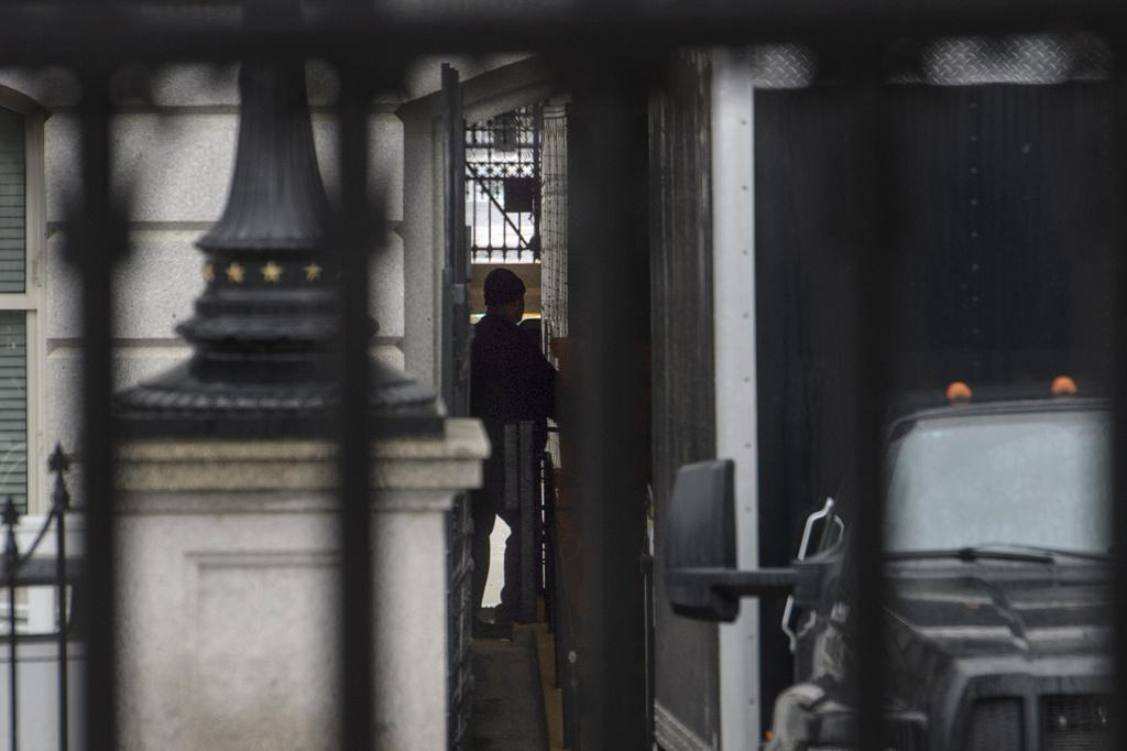 工作人員上周六從白官搬出拜登家庭的物品。(美聯社)