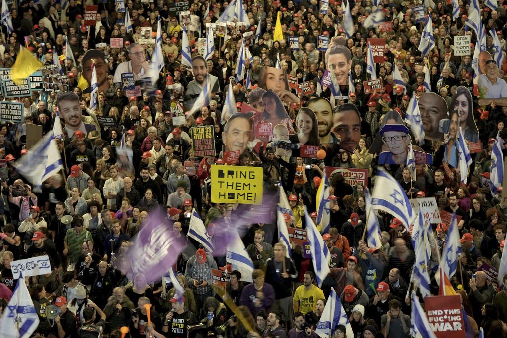 以色列特拉維夫周六有大批民眾集會,要求哈馬斯盡快釋放人質。(美聯社)