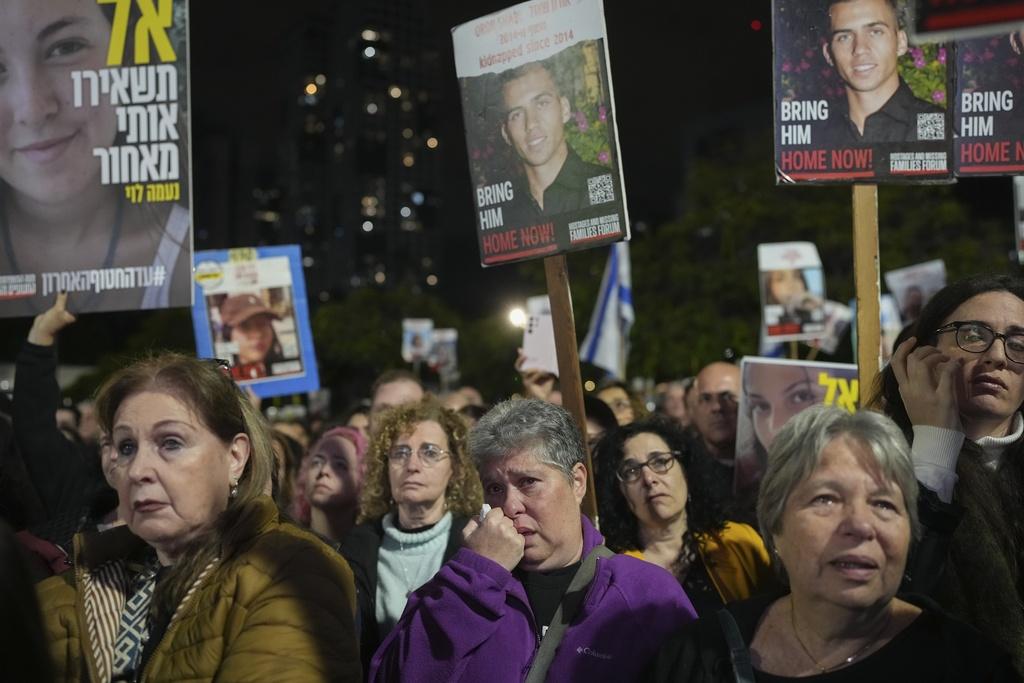 以色列特拉維夫周六有大批民眾集會,要求哈馬斯盡快釋放人質。(美聯社)
