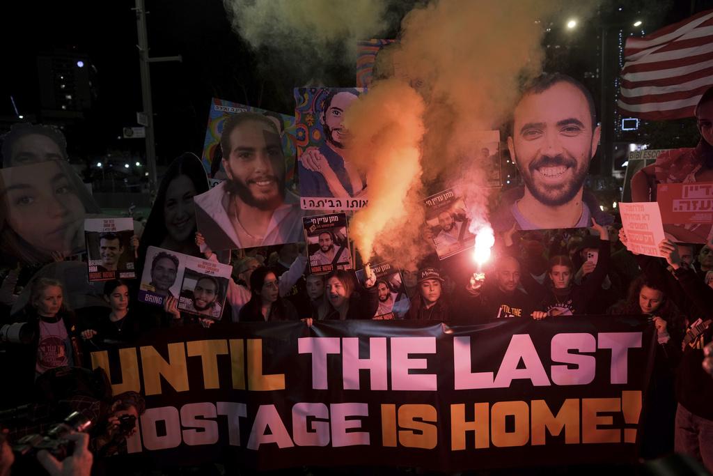 以色列特拉維夫周六有大批民眾集會,要求哈馬斯盡快釋放人質。(美聯社)