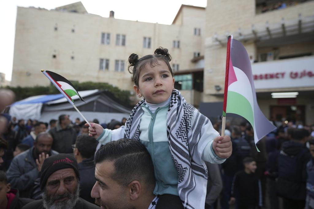 加沙中部周日有民眾上街,慶祝停火。(美聯社)