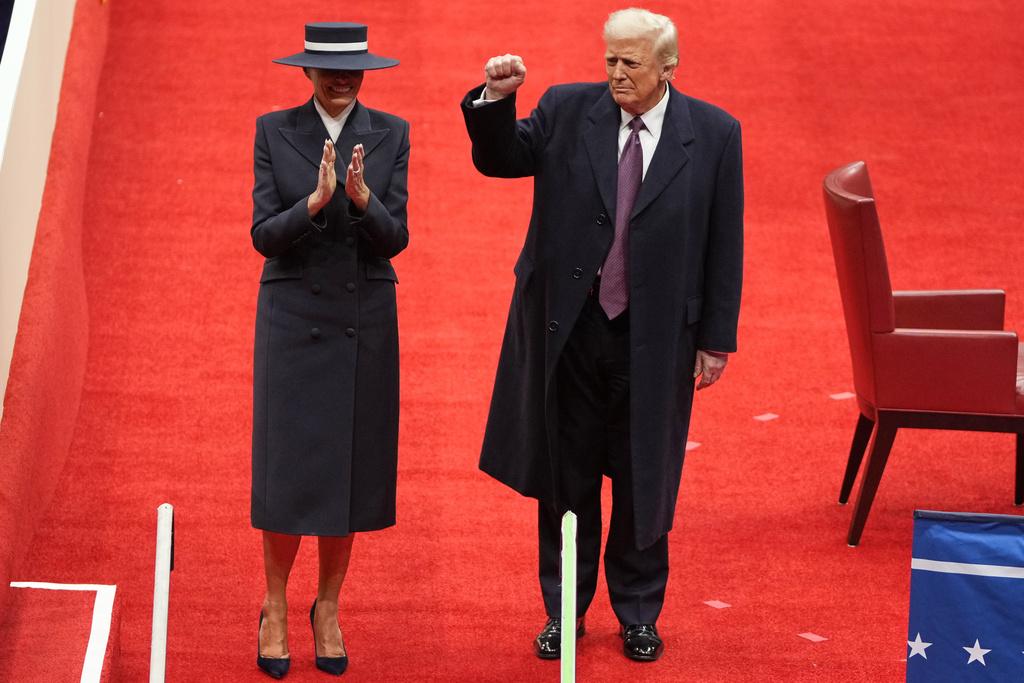 特朗普就職典禮上,梅拉尼婭一身簡約型格的深藍修腰套裝,配襯同色系闊邊帽子,令人驚艷。(美聯社)