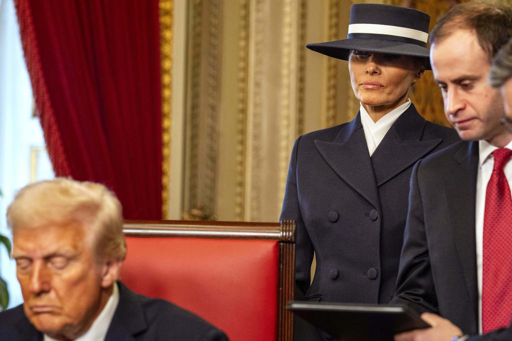 帽子遮臉,梅拉尼婭有冷艷疏離感覺。(美聯社)