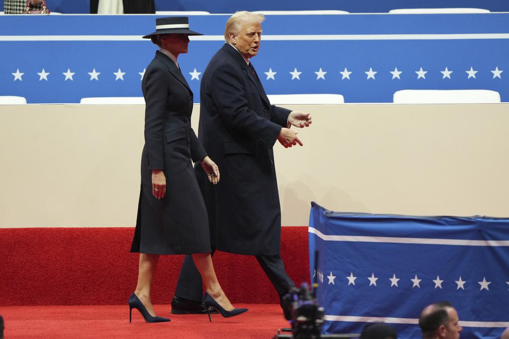 梅拉尼婭一身簡約型格的深藍修腰套裝,配襯同色系闊邊帽子,令人驚艷,尤其帽子遮臉帶出了疏離的美感。(美聯社)