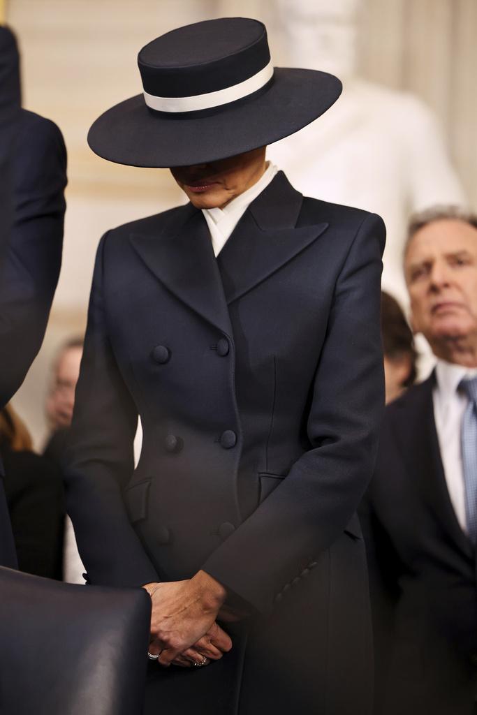 時尚達人指,梅拉尼婭帽子遮臉,帶出疏離的美感。(美聯社)