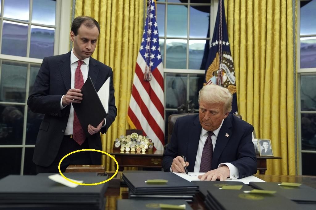 神秘按鈕放在特朗普右手邊。(美聯社)