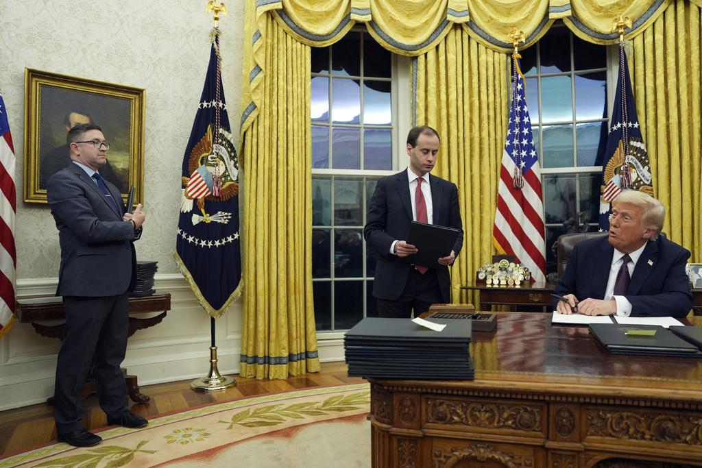 總統辦公室使用特朗普8年前選用的金色窗簾,沒有改變。(美聯社)