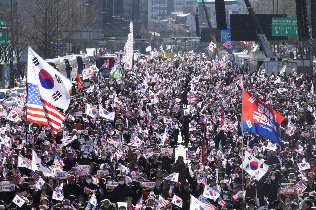 大批尹錫悅支持者周六繼續在首爾集會,反對彈劾。(美聯社)