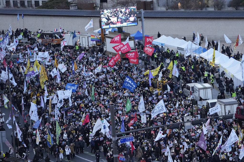 反對尹錫悅的民眾周六在首爾遊行,要求立即彈劾他。(美聯社)