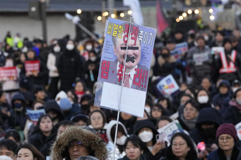 反對尹錫悅的民眾周六在首爾遊行,要求立即彈劾他。(美聯社)