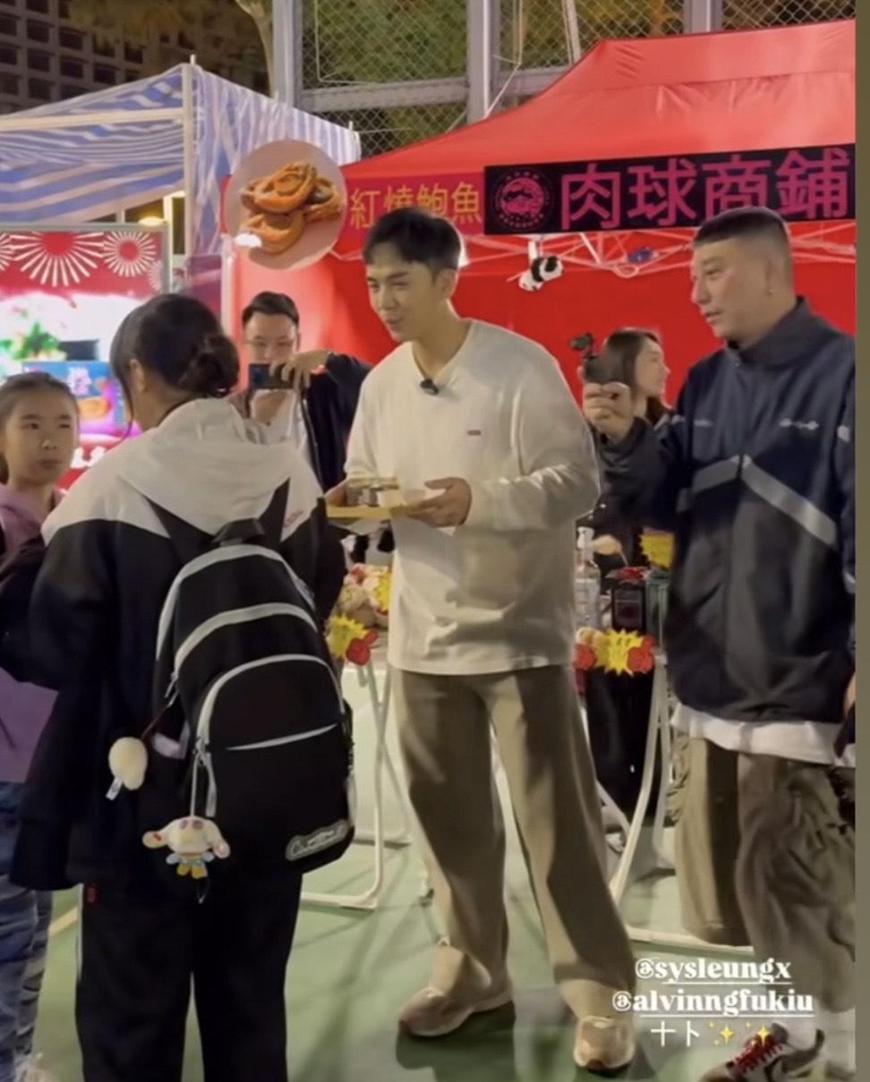 兩公婆都相當落力,親自搬搬抬抬。