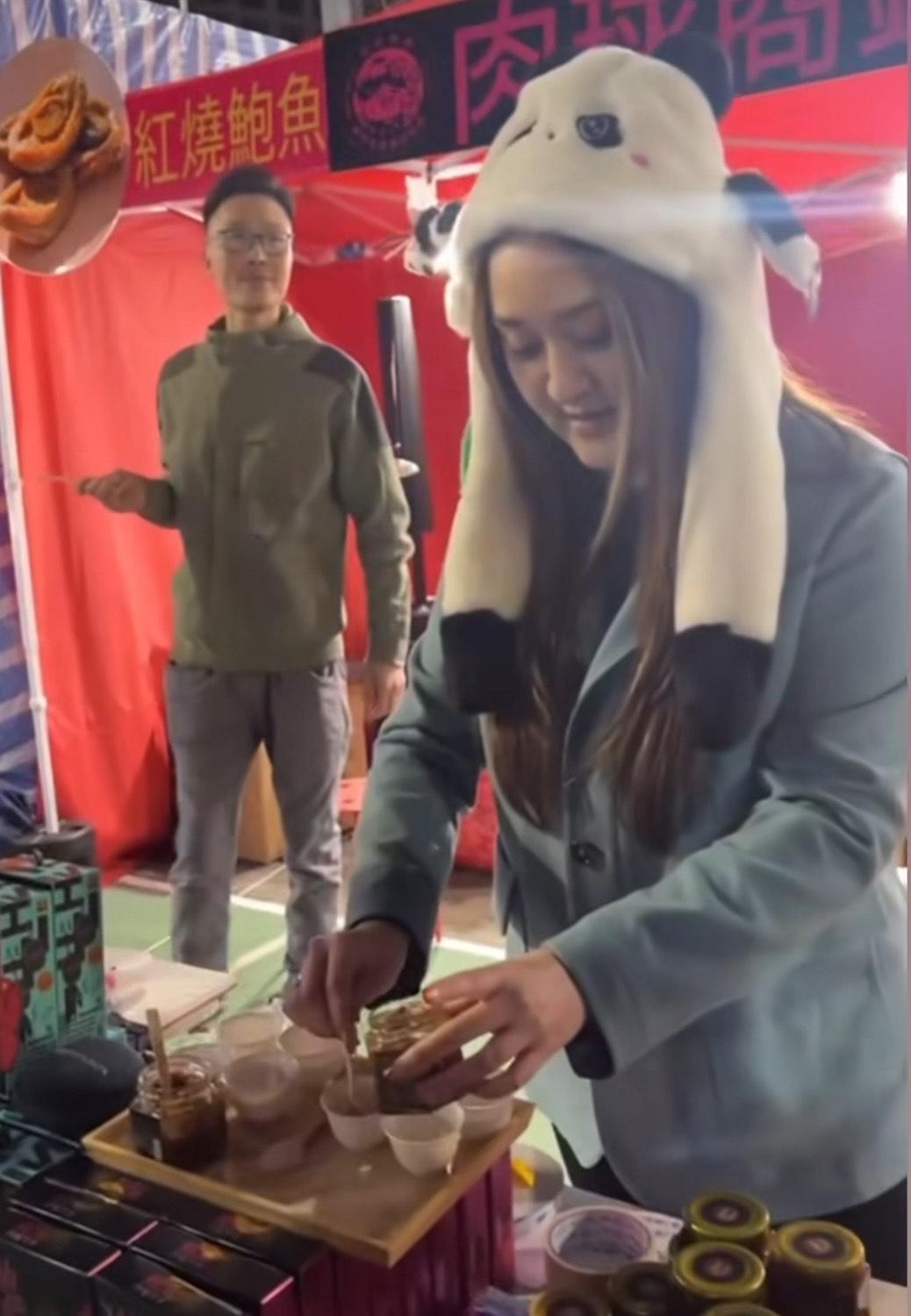 Shirley 在維園年宵擺檔,售賣親自研發的XO醬和即食鮑魚。