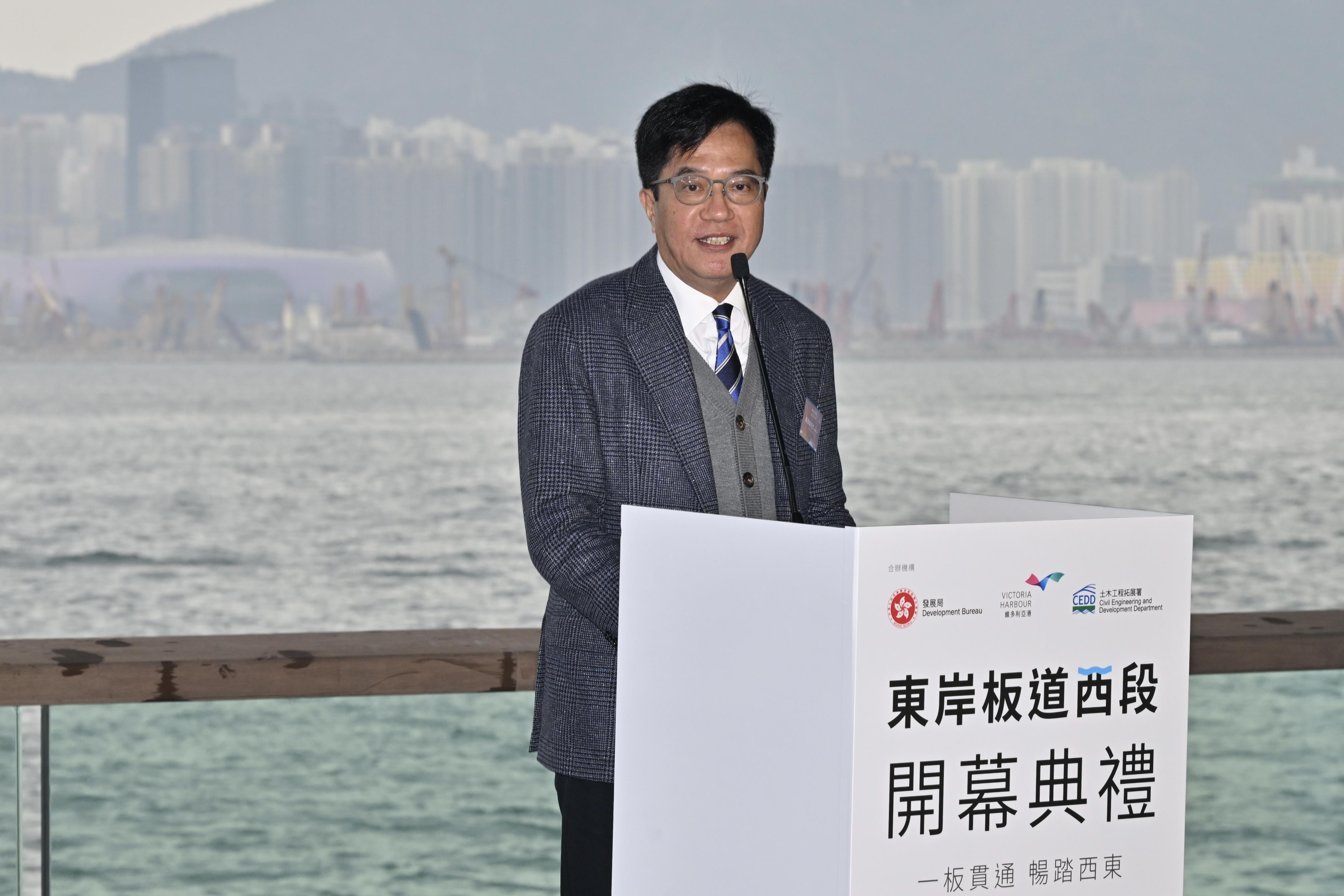 北角東岸板道西段周日開放,並於今日舉行開幕禮。圖示財政司司長黃偉綸在開幕典禮致辭。