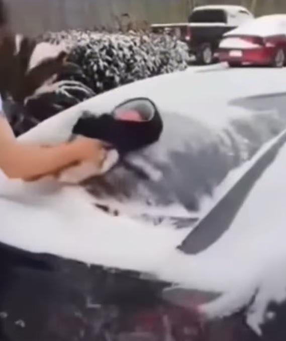 車窗上的雪被嬰兒的身體清除,引起網民爭議。(網上截圖)