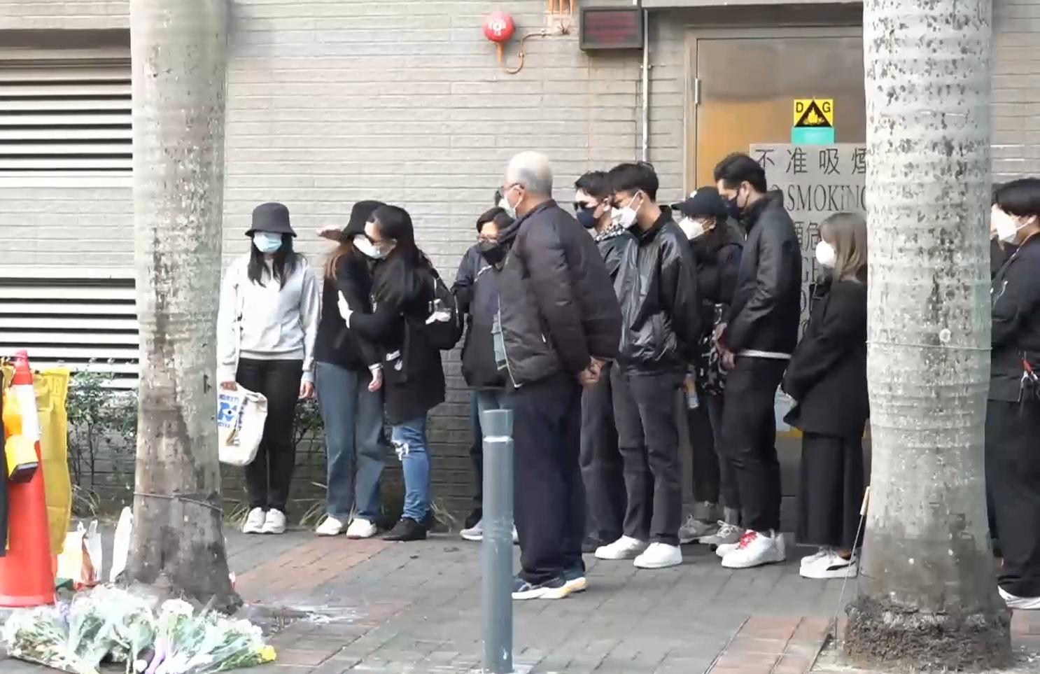 有親友哭泣,需旁人擁抱安慰。(有線電視新聞截圖)