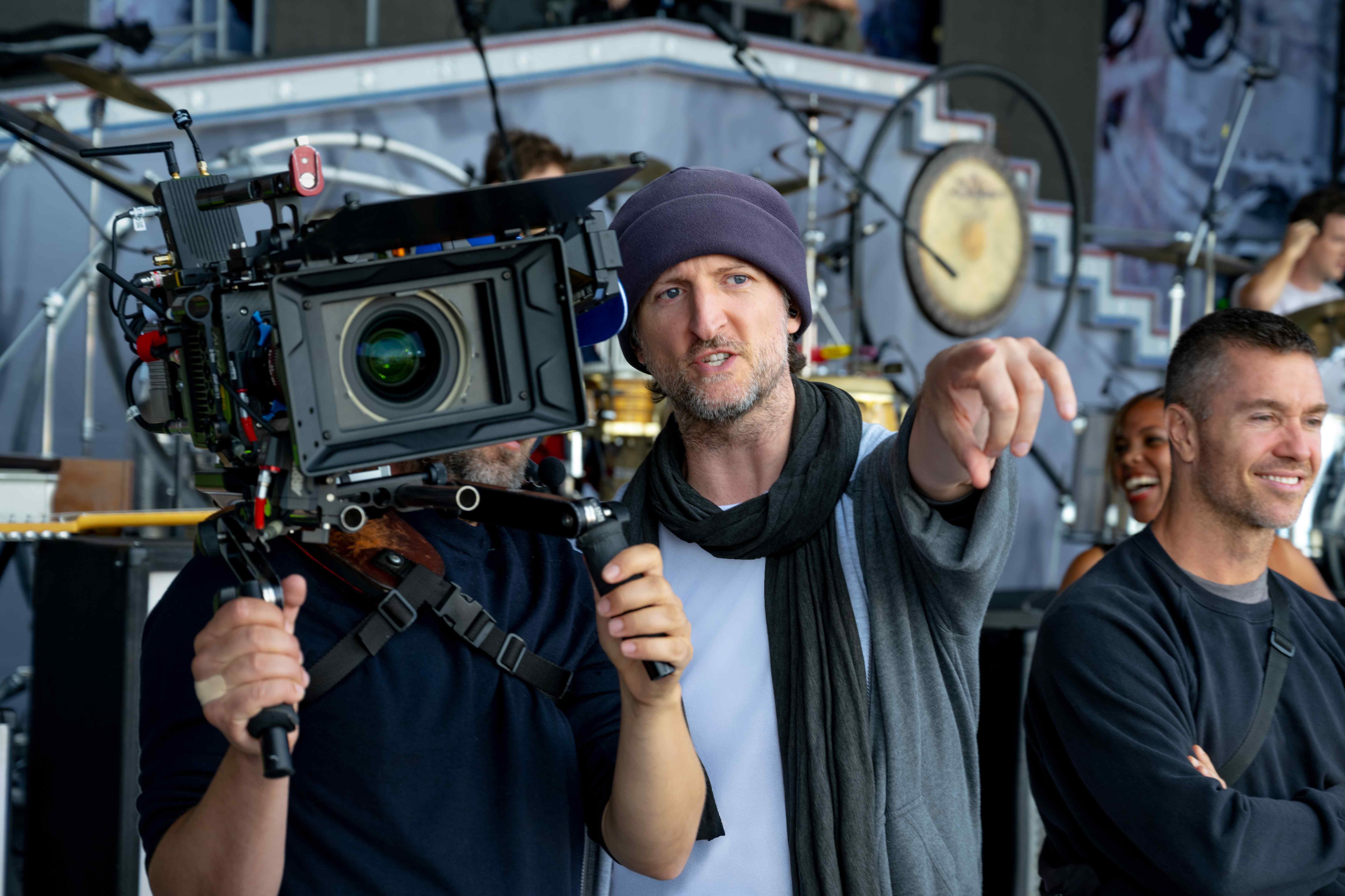 導演米高格基斯再次發揮鬼才本色,大膽地將把Robbie Williams以巨「猩」來為傳記片《原始巨星》擔任主角。