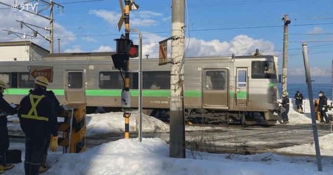 北海道一名香港遊客被列車撞倒後傷重身亡。(札幌電視台圖片)