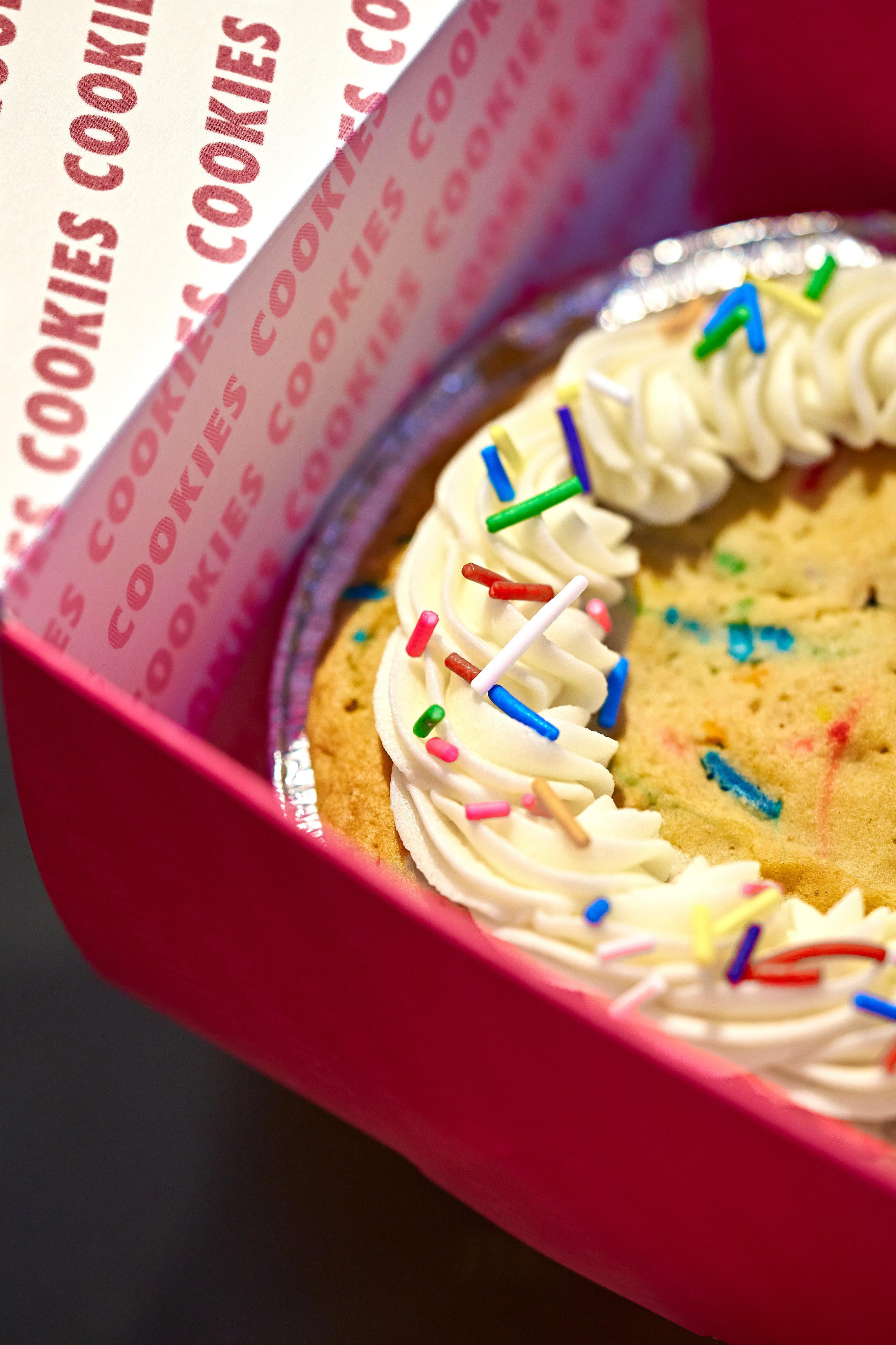 切勿錯過山頂獨家一月限定-迷你繽紛彩糖蛋糕($80),抹上醇滑牛油忌廉、灑滿七彩糖粒的迷你雲呢拿忌廉蛋糕,嗜甜的朋友必試!