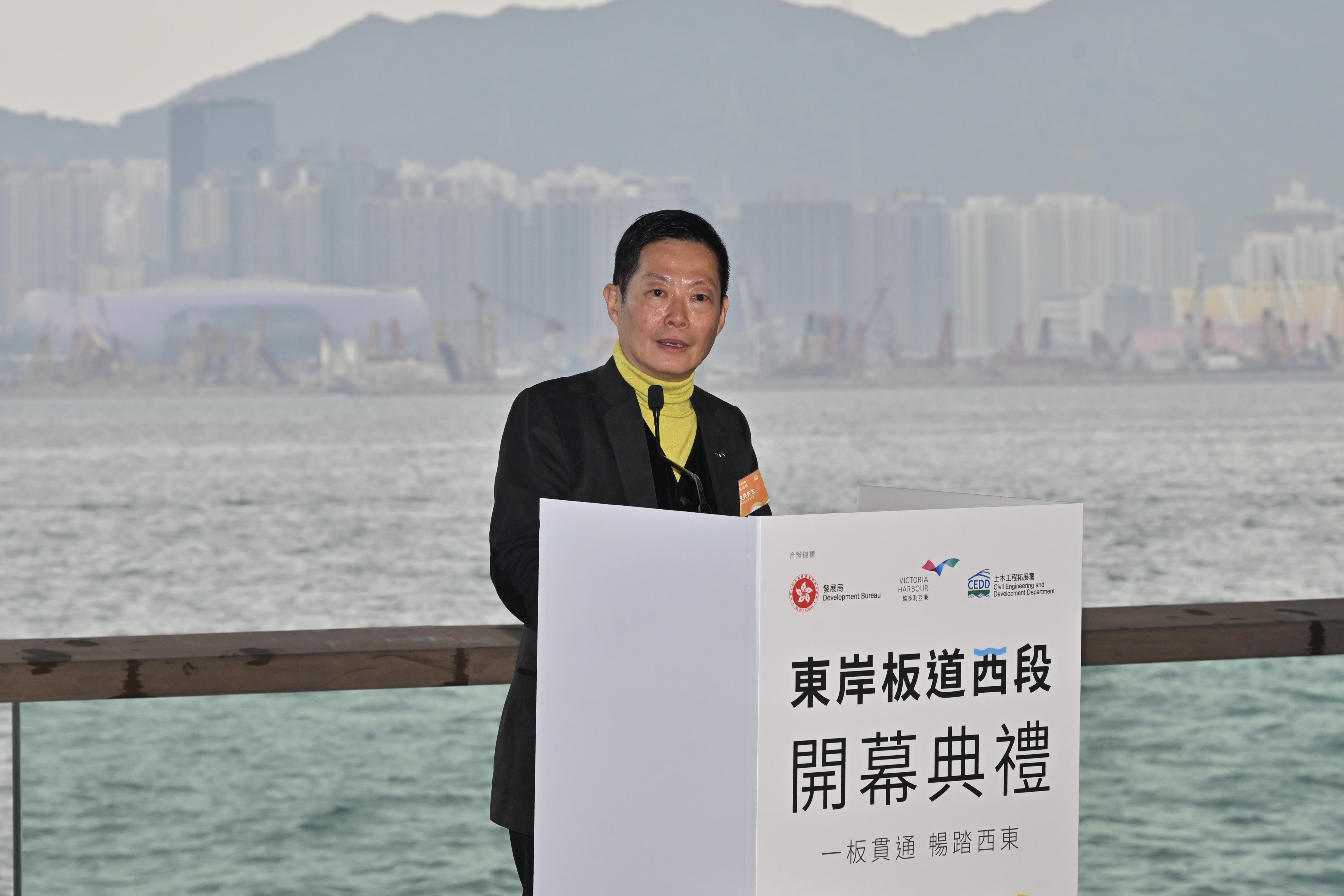 北角東岸板道西段周日開放,並於今日舉行開幕禮。圖示海濱事務委員會主席何文堯在開幕典禮致辭。