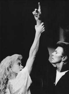 David Bowie跟隨Louise學習《Fame 90》的舞蹈。