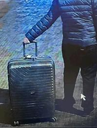 他最後露面時戴黑色鴨舌帽,身穿黑色外套、黑色長褲、深色鞋及携有兩個行李箱。(政府新聞處)