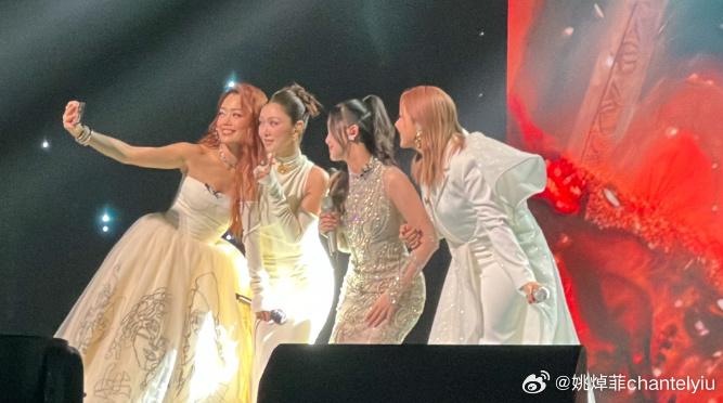 4位女歌手台上表演完畢即在台上合照。