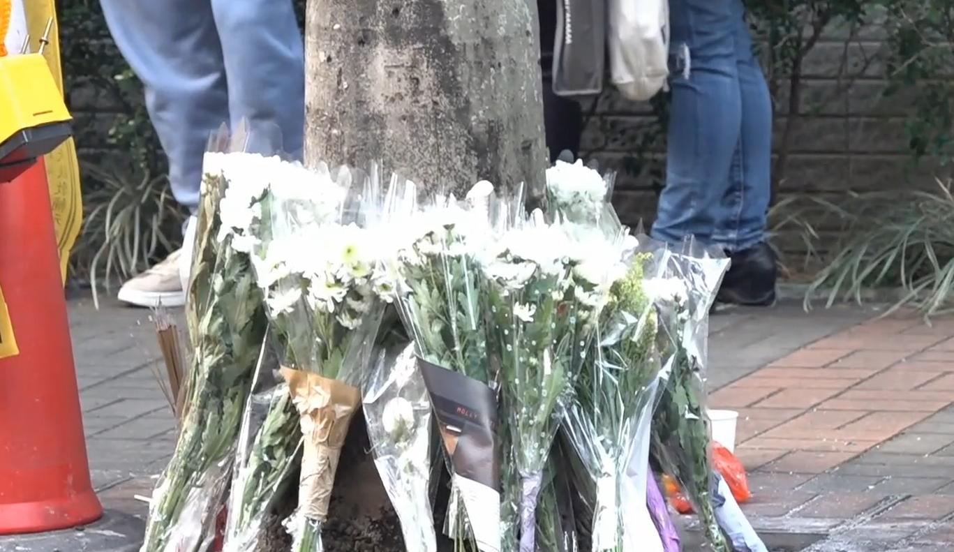 現場放置鮮花拜祭。(有線電視新聞截圖)