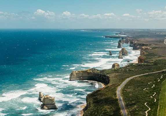 被譽為「澳洲最美公路」、位於墨爾本近郊的著名景點大洋路(Great Ocean Road)發生交通意外,中國公民2死3傷(網上圖片)