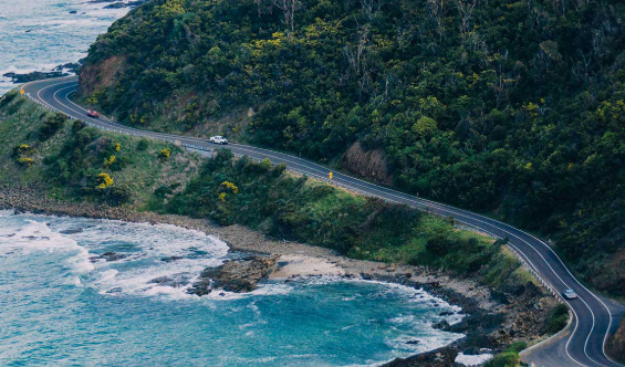 被譽為「澳洲最美公路」、位於墨爾本近郊的著名景點大洋路(Great Ocean Road)發生交通意外,中國公民2死3傷(網上圖片)