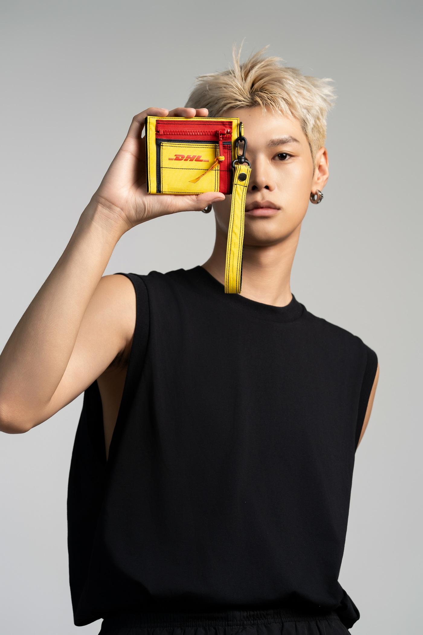 ESG|DHL改造速遞員制服成配飾 辦慈善義賣