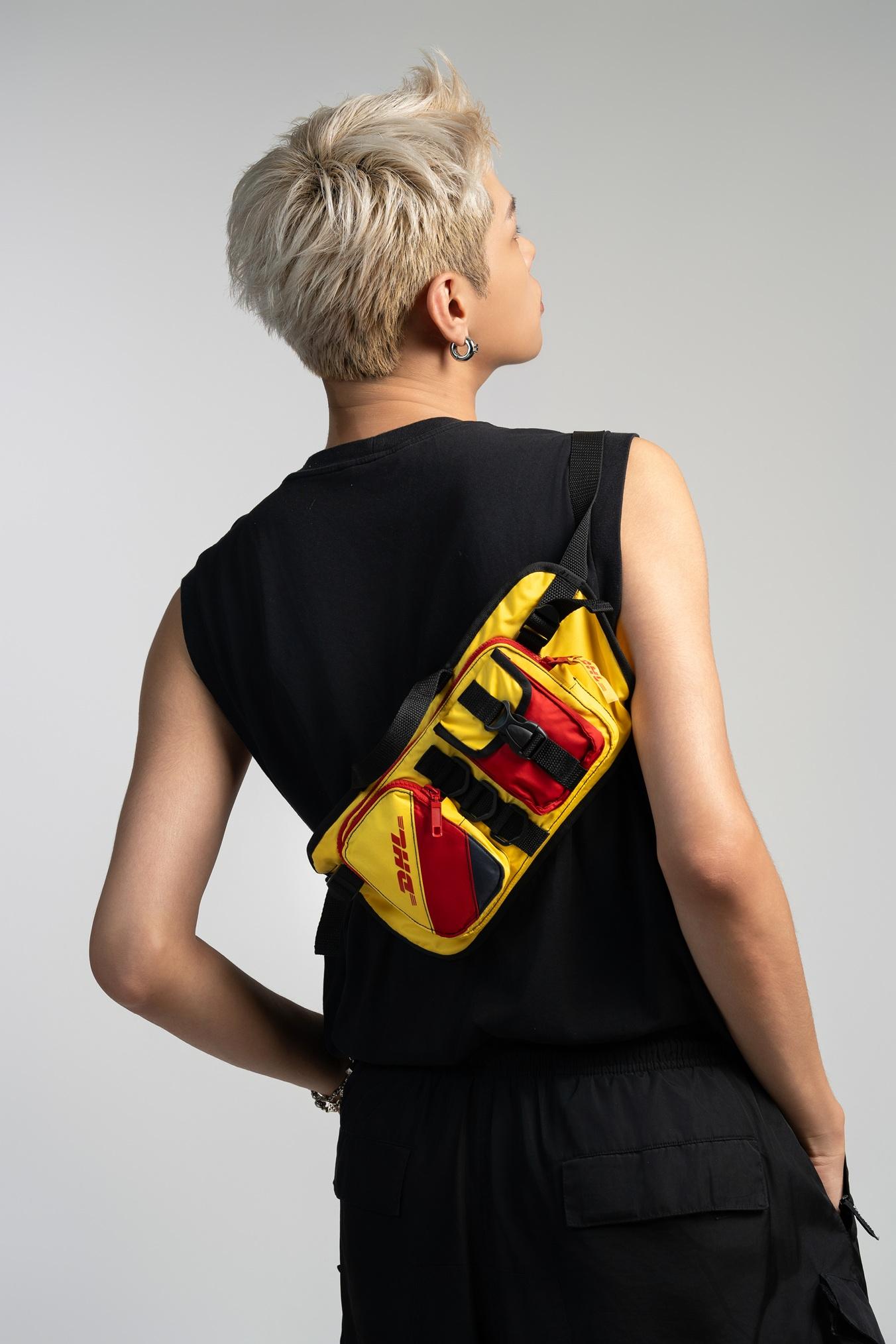 ESG|DHL改造速遞員制服成配飾 辦慈善義賣