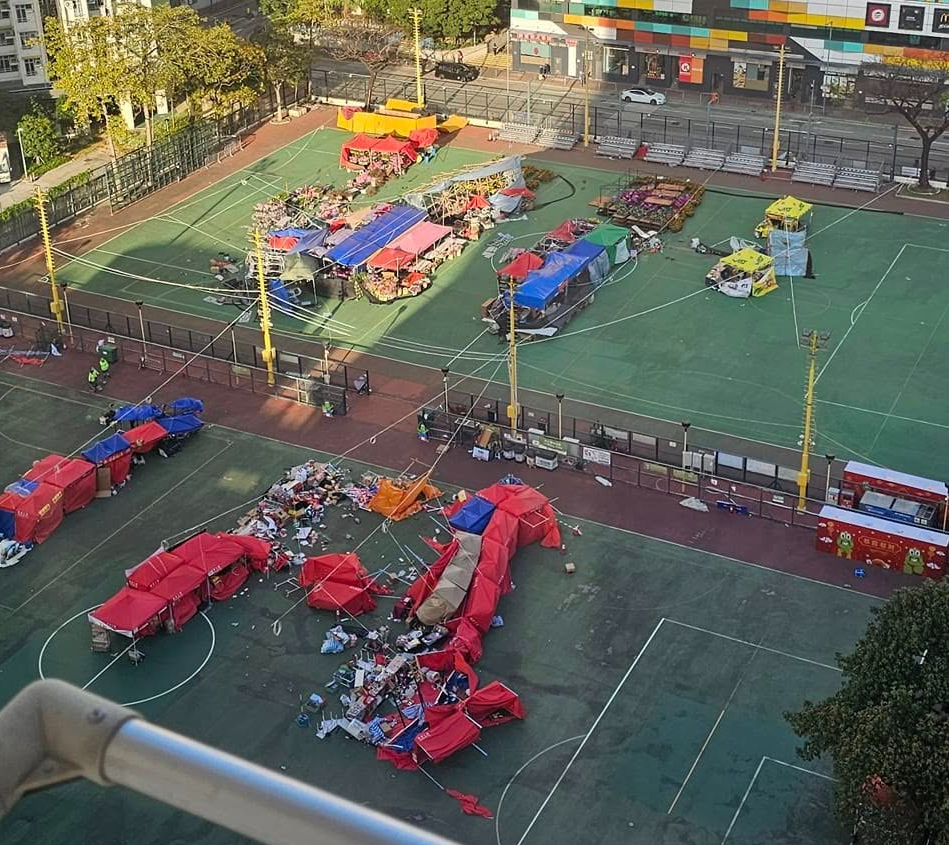 深水埗長沙灣遊樂場年宵市場部分攤檔被強風破壞(香港突發事故報料區FB)
