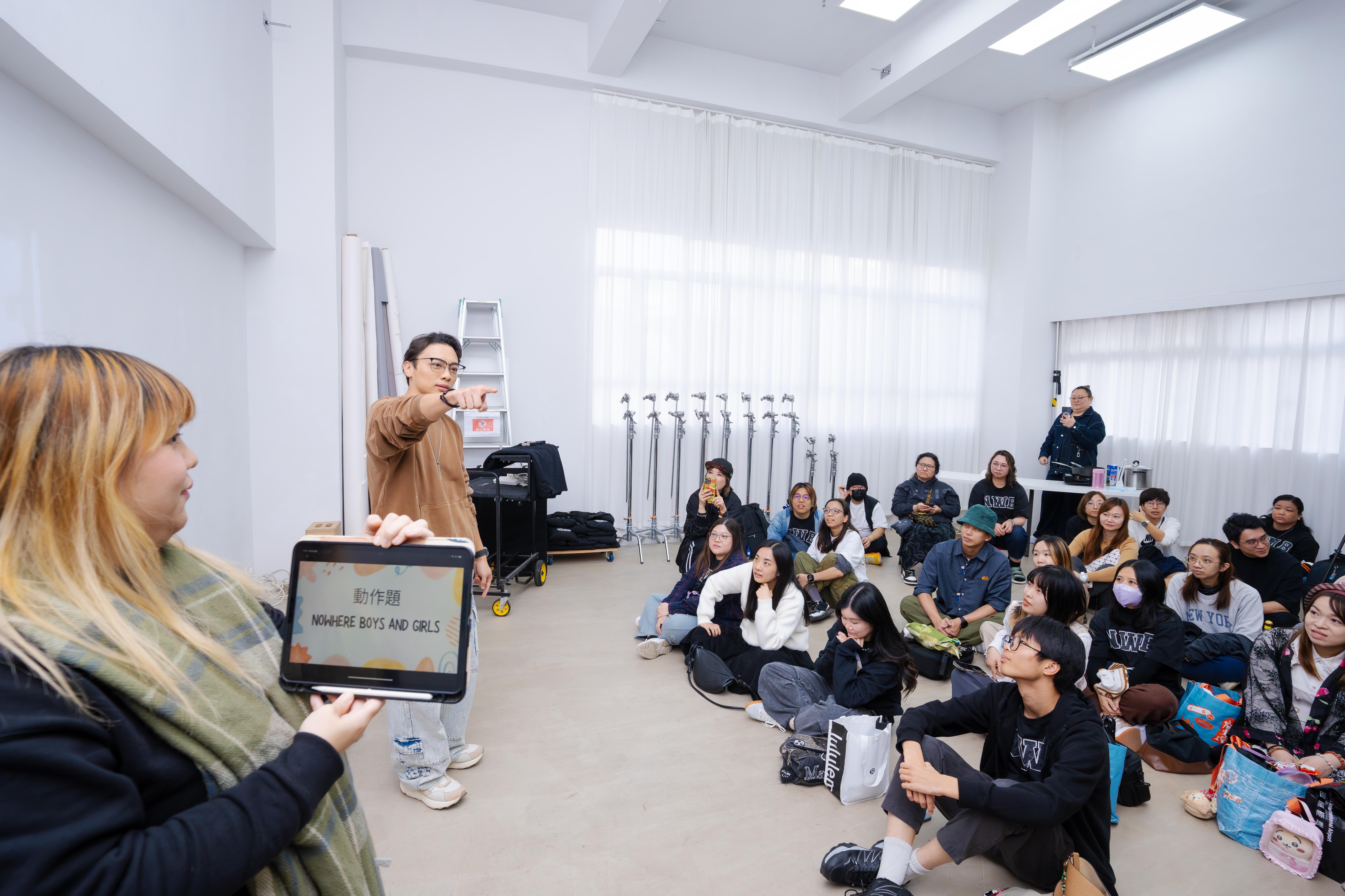 Nowhere Boys集體玩「大電視」。