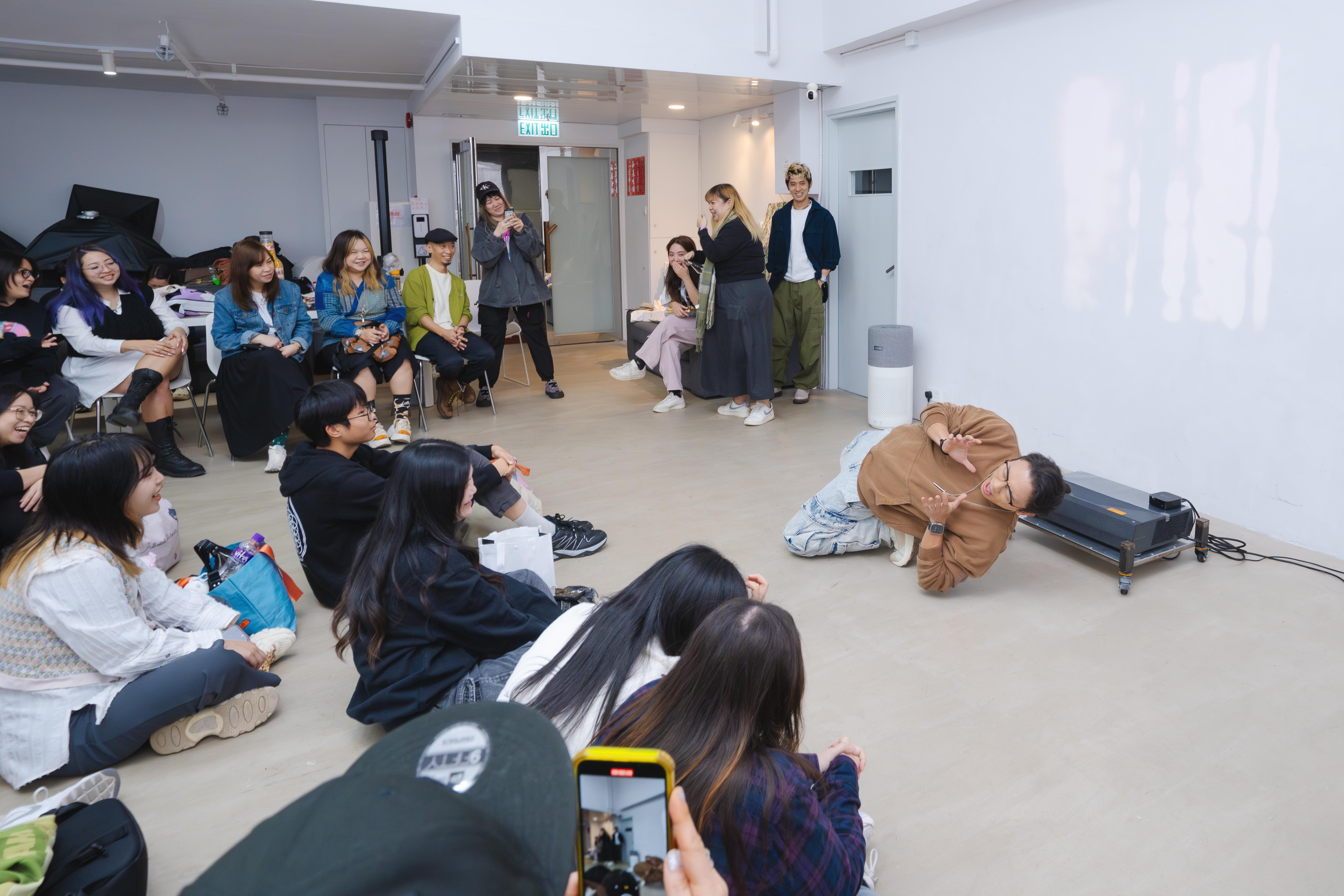 Nowhere Boys跟歌迷集體玩「大電視」。