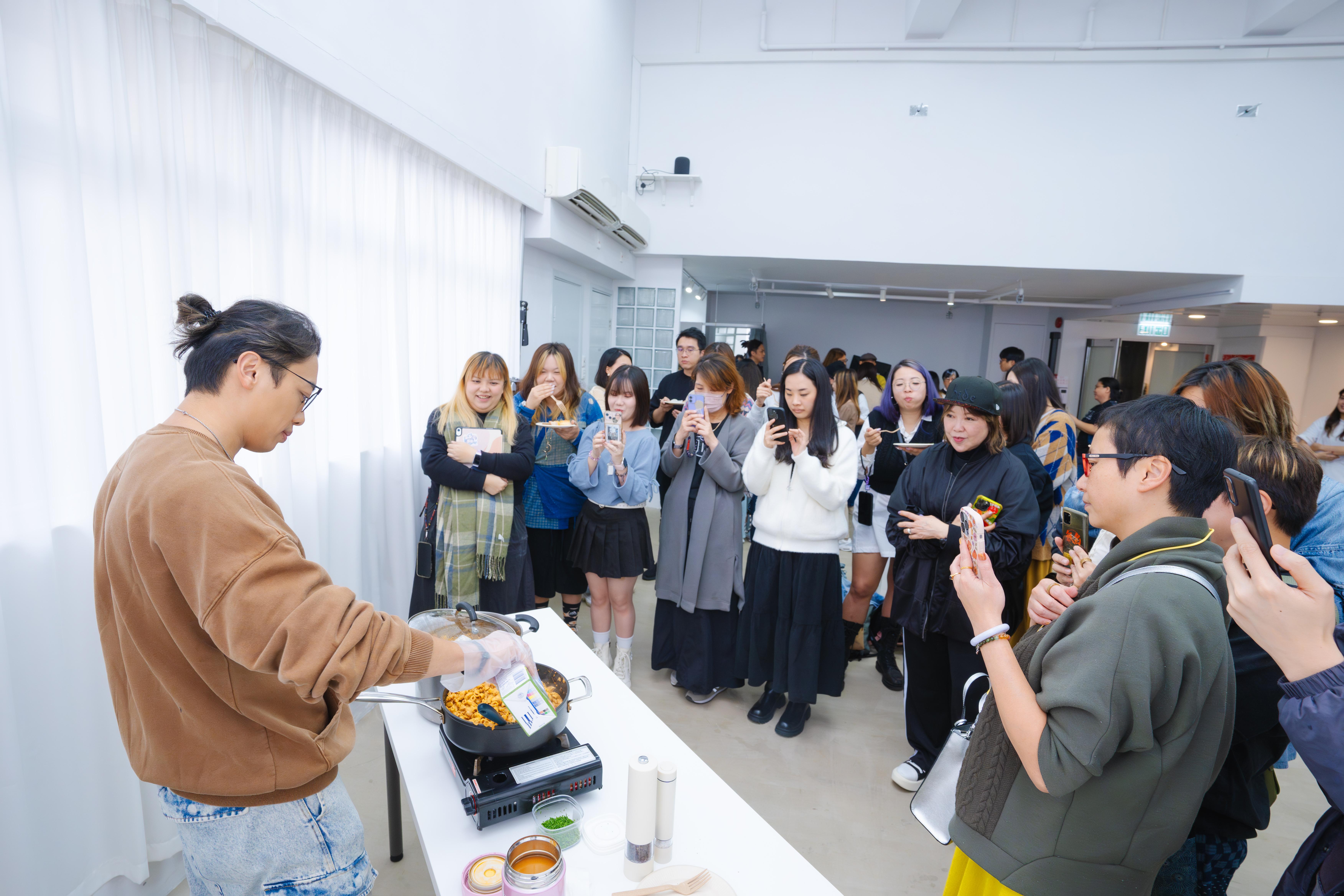 主音Van即場為fans煮龍蝦芝士通粉。