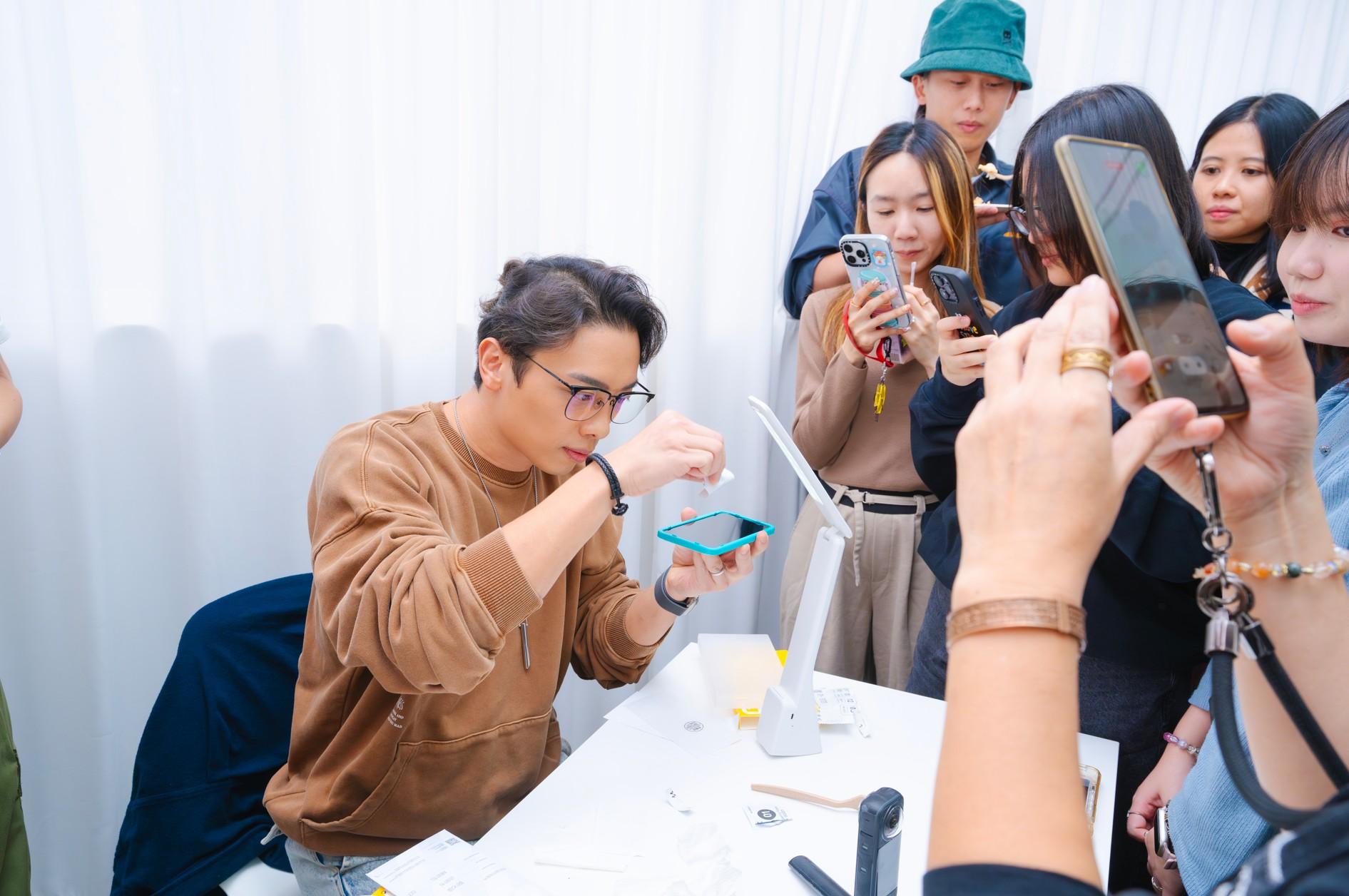 Van又親自為歌迷黐mon貼,非常窩心!