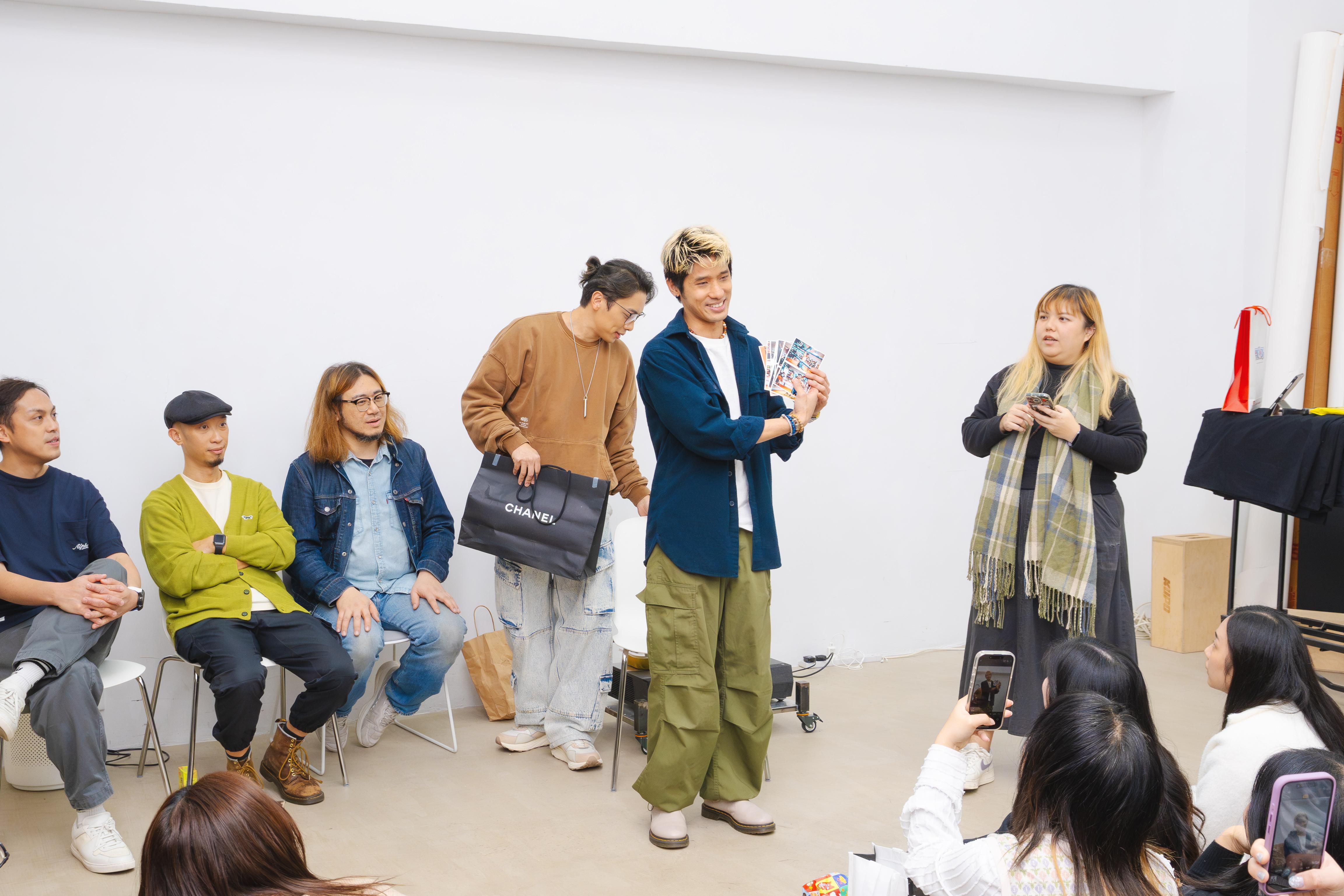 Nate送出早前勝出一場拳擊比賽中的赤膊「肉照」,引起全場尖叫。