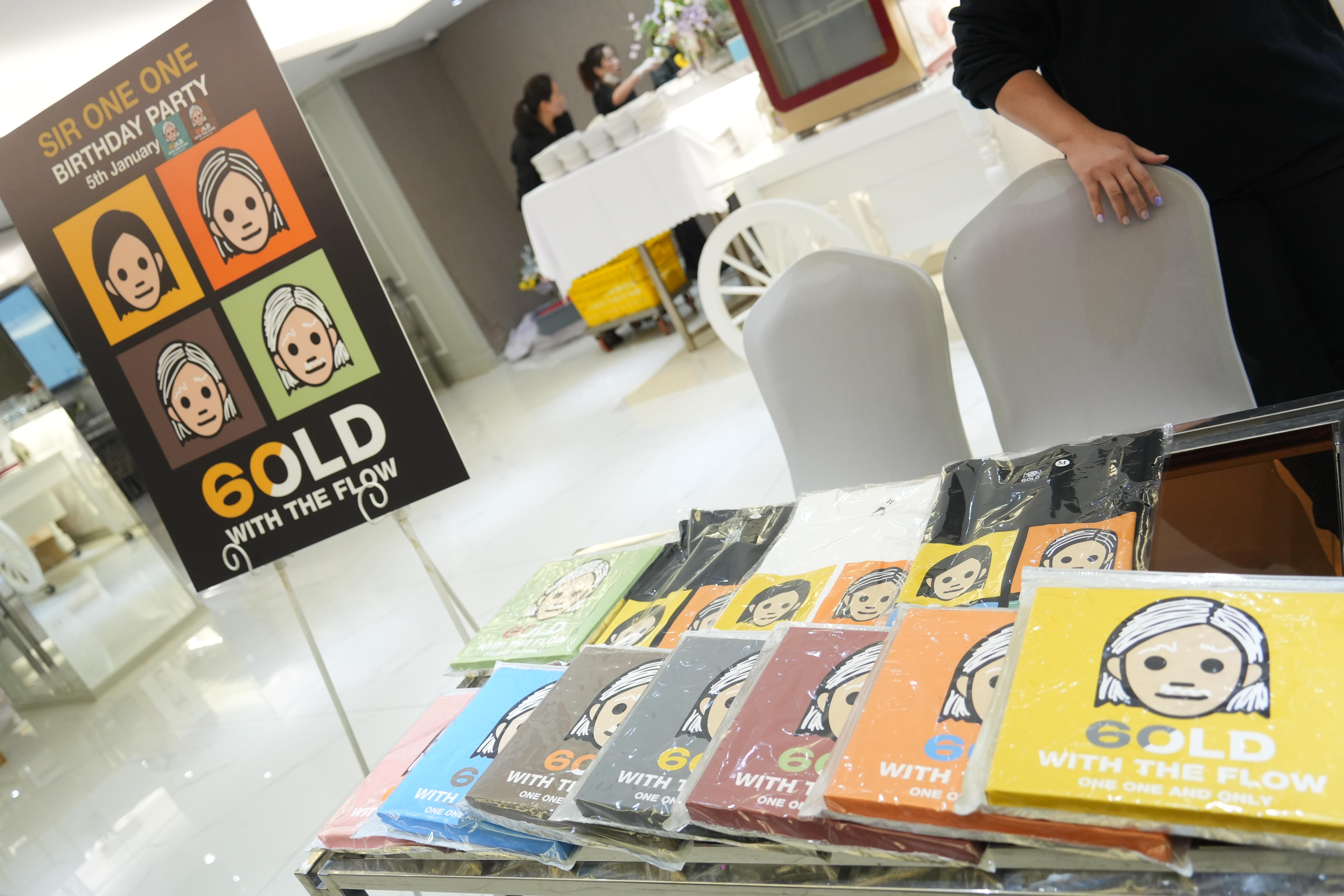 蔡一智踏入60歲以「GO OLD WITH THE FLOW」為主題,設計一系列利是封、T恤和圖畫等周邊產品。