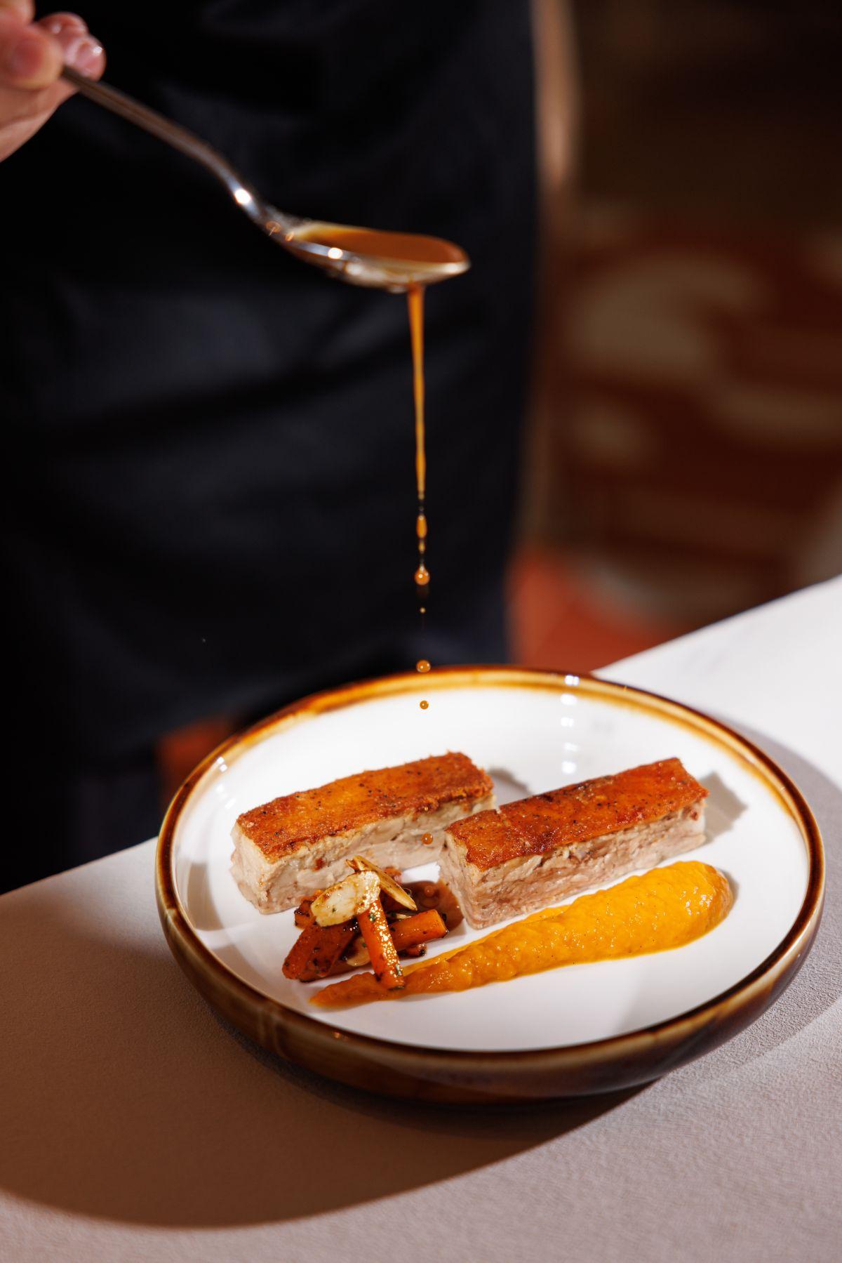 烤乳豬$210 外皮酥脆,無骨肉質鮮嫩多汁,佐以南瓜蓉、杏仁和濃郁的肉汁。