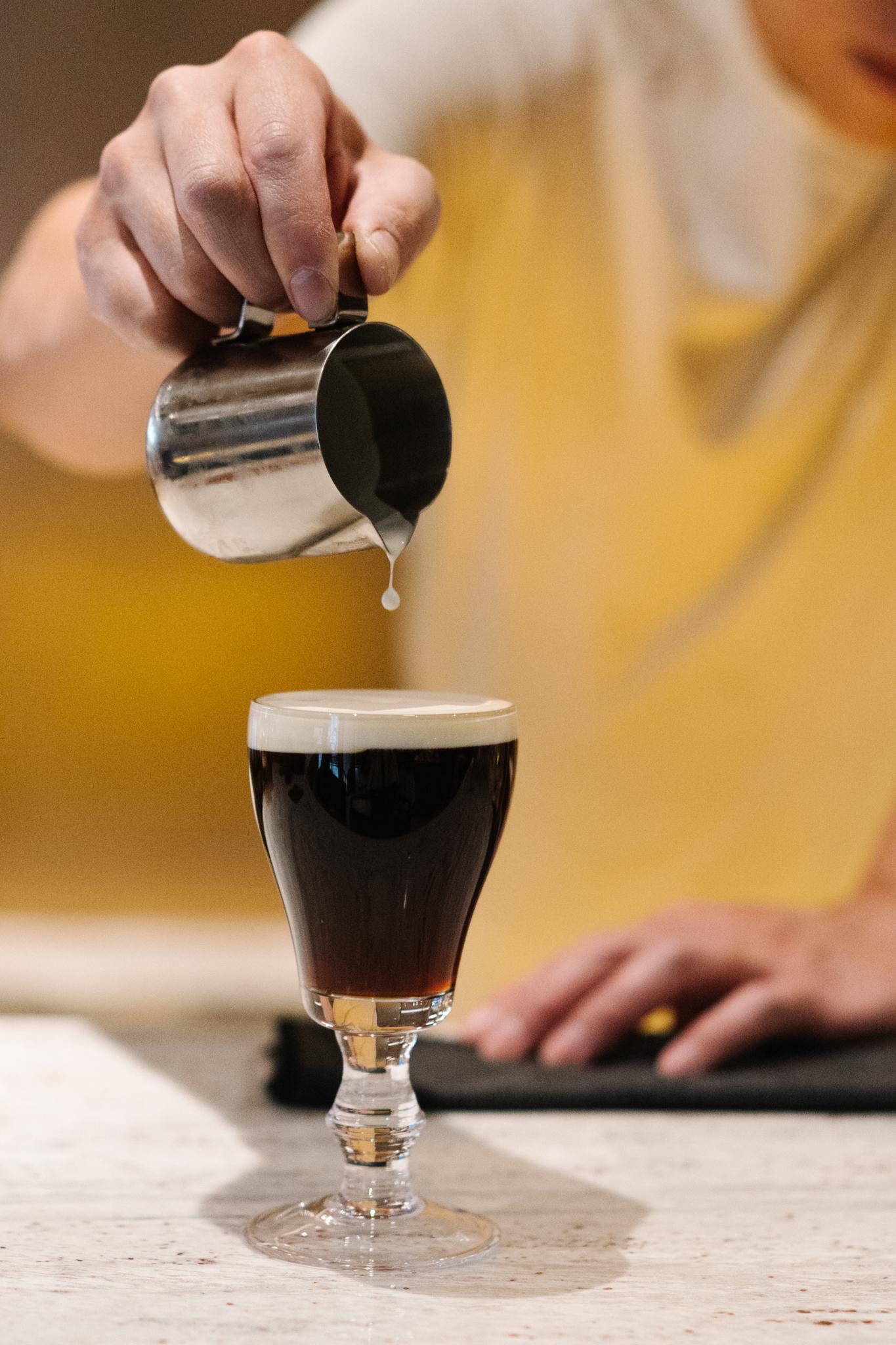 無咖啡因愛爾蘭咖啡搭配 Jameson經典三重蒸餾威士忌, 呈現出濃郁絲滑口感,頂層鋪上一層香醇奶油。