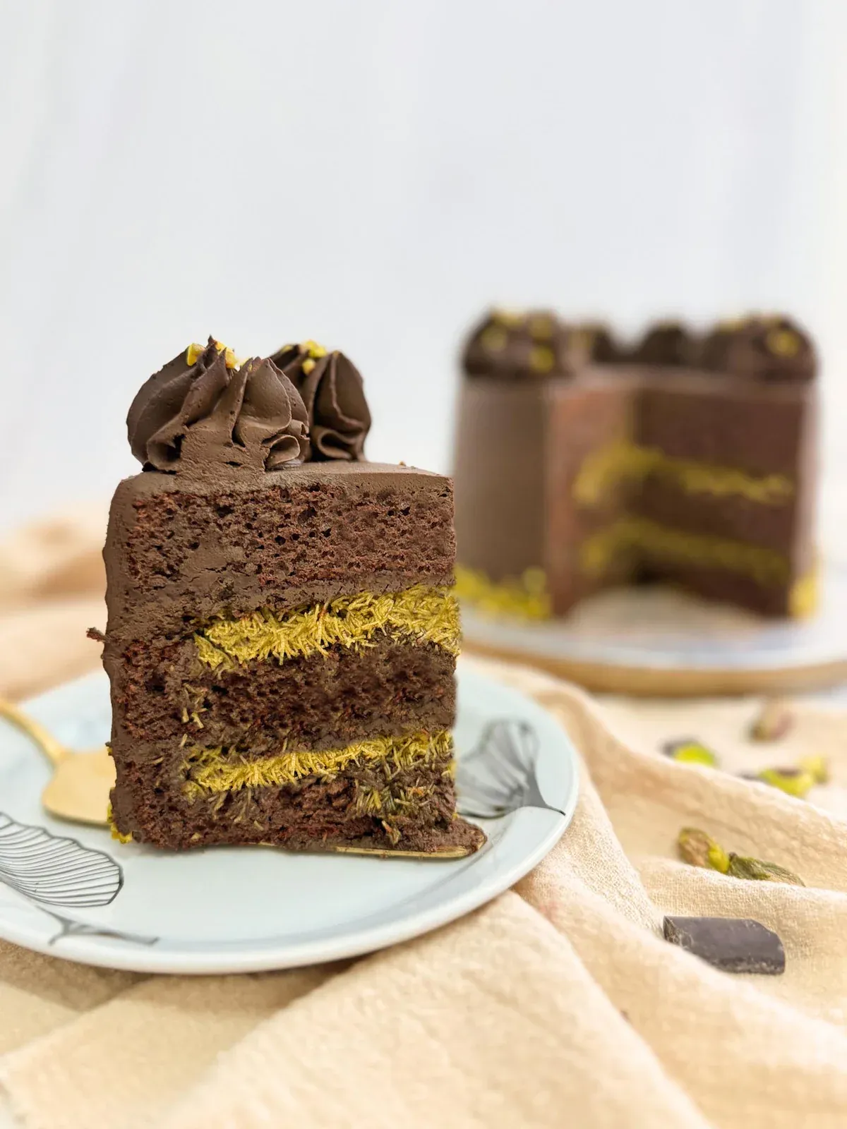 杜拜朱古力開心果戚風蛋糕以有機黑朱古力戚風蛋糕作基調,內餡混合希臘酥皮絲和濃郁開心果忌廉,口感豐富。