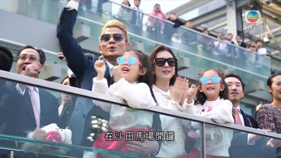 無綫新聞亦有拍下城城一家四口在馬場的場面。