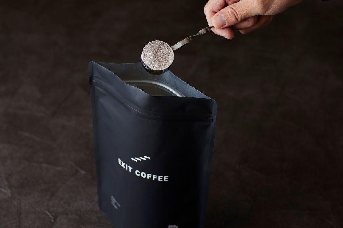 每次倒入四茶匙(10g)咖啡粉,加入150ml 熱水或常溫水,攪勻便可享用。