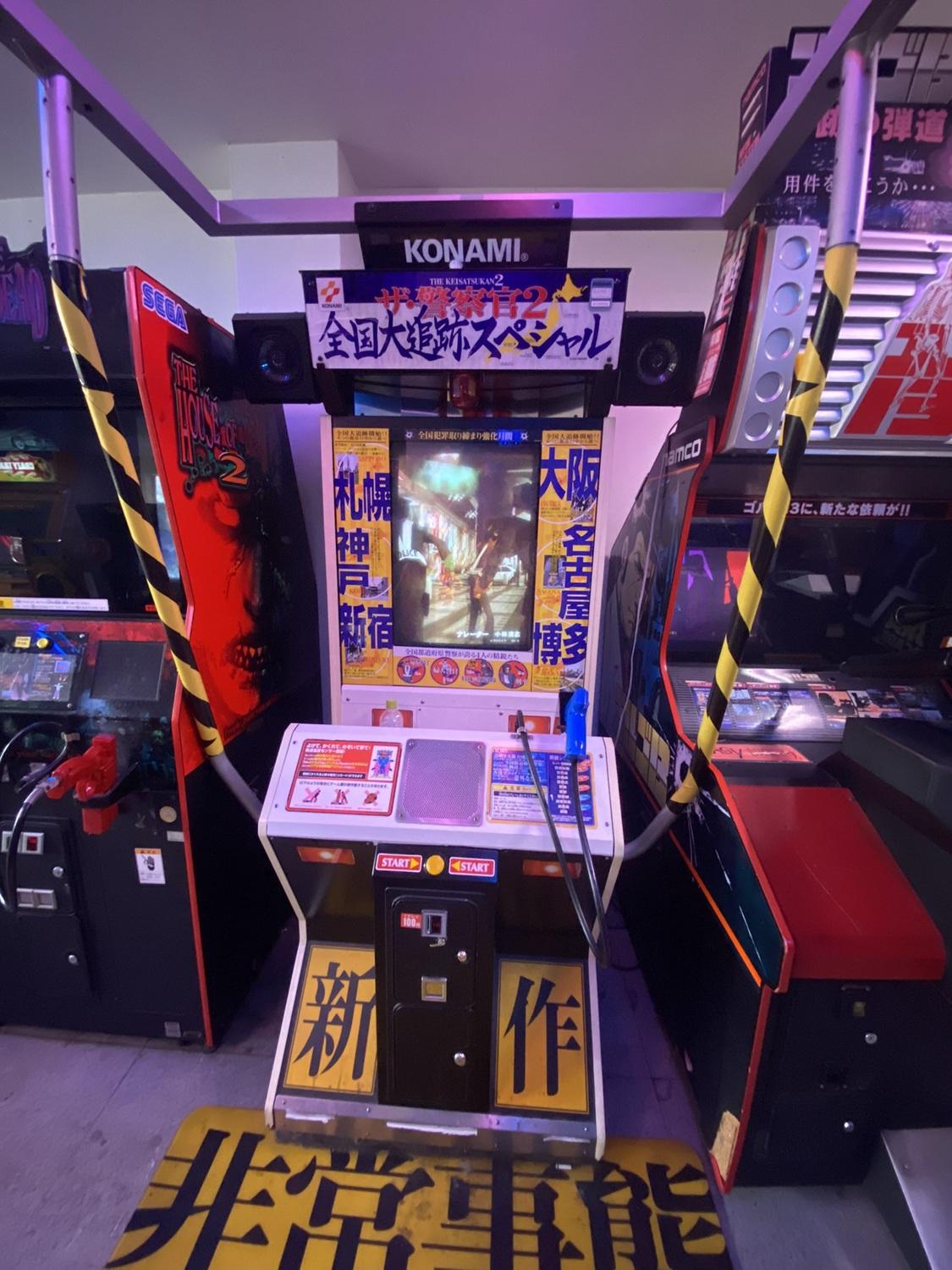 店內擺放大量古董遊戲機。(X)